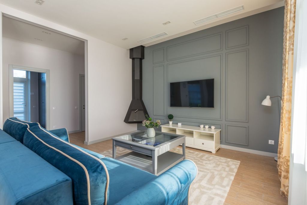 Mavi koltuklu şık bir salon
